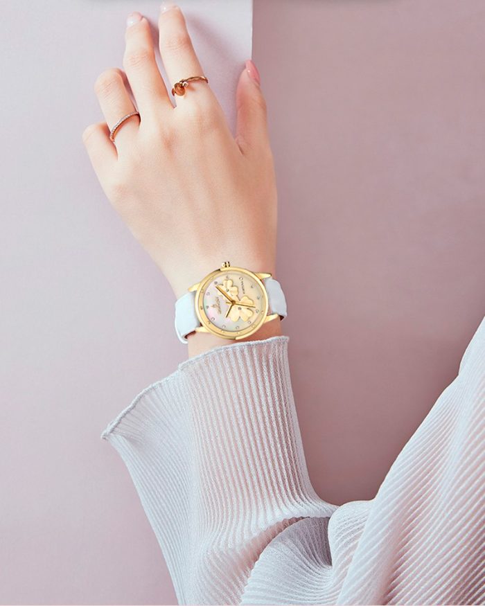Arm einer Dame mit der Uhr "Fortuna gold-weiß" am Handgelenk.