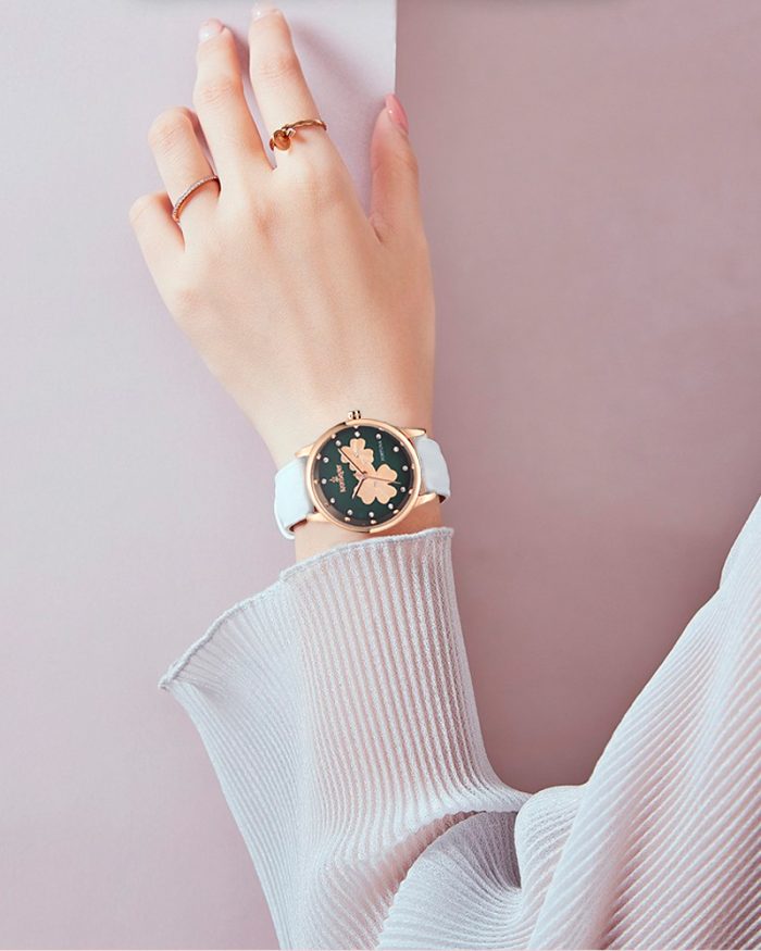 Arm einer Dame mit der Uhr "Fortuna rosé-grün" am Handgelenk.