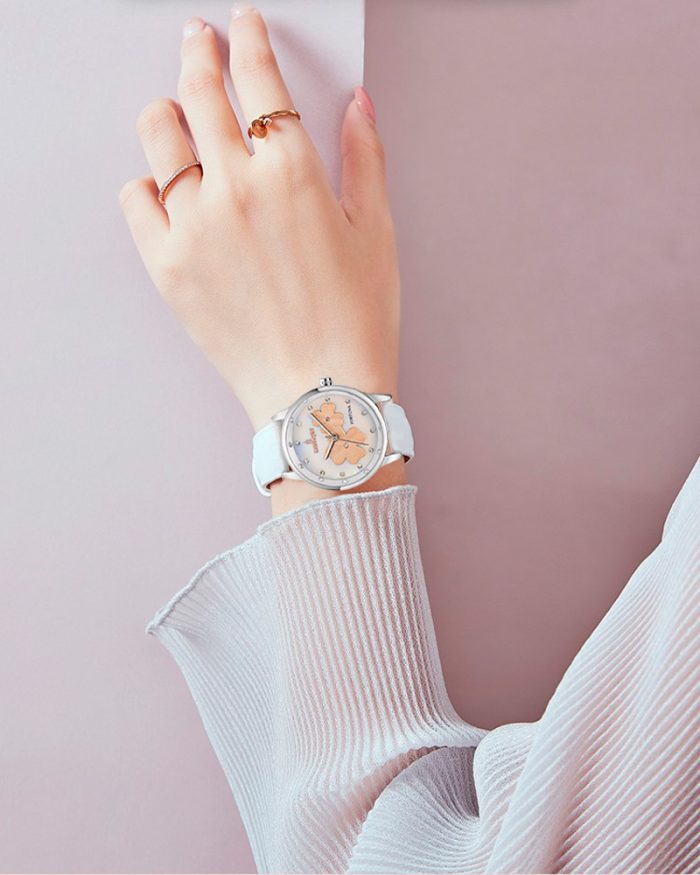 Arm einer Dame mit der Uhr "Fortuna stahl-weiß" am Handgelenk.