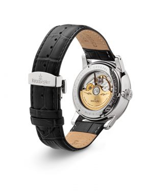 Automatikuhr mit Traveler GMT, das Edelstahlmodell der mechanischen Automatikuhr mit schwarzem Lederband in Rückansicht mit Blick auf den Glasboden, der das Uhrwerk zeigt.