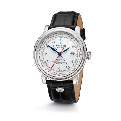 Automatikuhr mit Traveler GMT, das stahl-weiße Modell der Uhrenserie mit blauen Zeigern und schwarzem Lederband in Frontansicht.